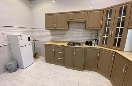 Al Kura Apartment | شقة مميزة بثلاث غرف نوم وحمامين وصالة ومطبخ في الحمدانية j6