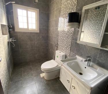 Al Kura Apartment | شقة مميزة بثلاث غرف نوم وحمامين وصالة ومطبخ في الحمدانية j6