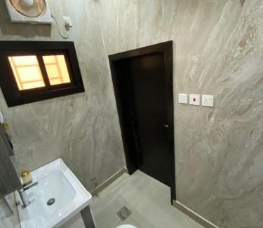 Al Kura Apartment | استديو راقي بدخول ذاتي في حي الحمدانية j-2