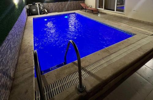 Al Wurud Ski Chalet | شقة مودرن مع مسبح تدفئة - مدخل خاص