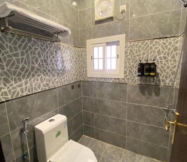 Al Kura Apartment | شقة فاخرة بغرفة نوم ودورة مياه j13