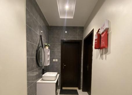 Al Kura Apartment | شقة فاخرة بغرفة نوم ودورة مياه j13
