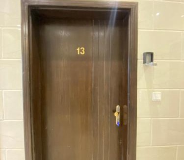 Al Kura Apartment | شقة فاخرة بغرفة نوم ودورة مياه j13