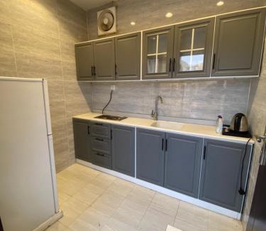 Al Kura Apartment | شقة غرفة نوم ومجلس ومطبخ ودورة مياه حي الحمدانية j16