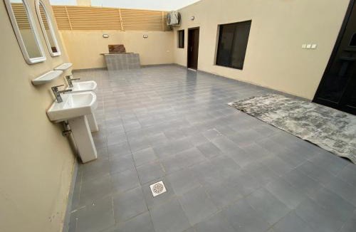 Al Kura Apartment | شقة غرفة نوم ومجلس ومطبخ ودورة مياه حي الحمدانية j16