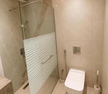 Ash Shati Apartment | برج داماك جناح ملكي غرفتين وصاله فرزاتشي باطلاله بحريه مرتفعه الدور 38