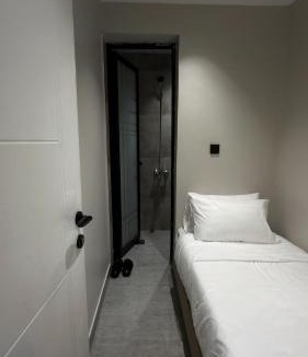 Al Khobar Apartment | شقه 3 غرف نوم و غرفة عاملة بصالة وشرفة دخول ذاتي
