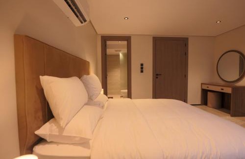 Al Hamra Apartment | Luxury apartment with one bedroom and a living room, modern furnishings, full service, 11 m