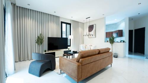 Al Faisaliyah Apartment | Modern Apt | Stylish Comfort Stay