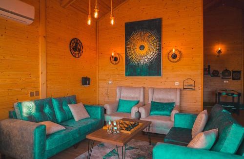 Dhahban Ski Chalet | أكواخ الردسي