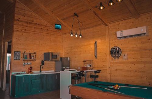 Dhahban Ski Chalet | أكواخ الردسي