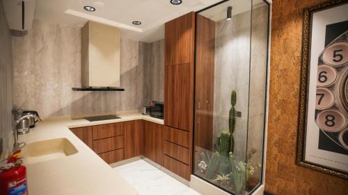 Hera Street Apartment | شقة فاخرة - غرفة سينما - قريبة من الواجهة البحرية 1