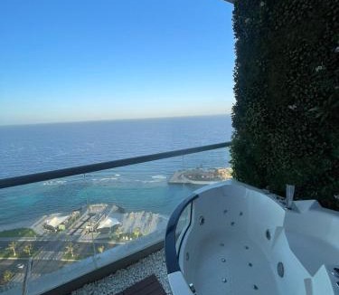 Ash Shati Apartment | شقة فاخرة بإطلالة بحرية في داماك
