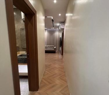 Al Bawadi Apartment | luxury rooftop The Grand Majlis 4Bedrooms 2Living rooms 3kitchen Huge Rooftop Bar Outdoors Tent دار الفخامة المجلس الكبير للعائلات الكبيره