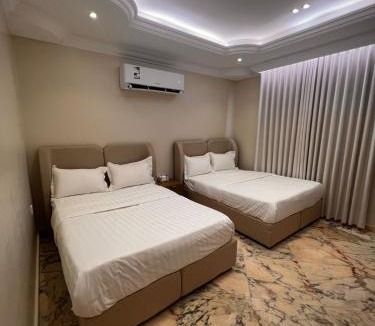 Al Bawadi Apartment | luxury rooftop The Grand Majlis 4Bedrooms 2Living rooms 3kitchen Huge Rooftop Bar Outdoors Tent دار الفخامة المجلس الكبير للعائلات الكبيره