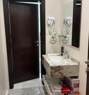 Jizan Apartment | غرفة نوم حديثة و عصرية بمدخل خاص