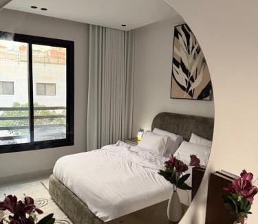 Al Bawadi Apartment | Spacious Two-Bedroom Apartment with a Large Living Room, comfortable and well organized, perfect for a relaxing stay