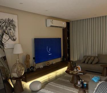 Al Kura Apartment | شقه فاخرة بغرفتين نوم وصالة وسطح خاص