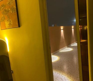 Al Kura Apartment | شقه فاخرة بغرفتين نوم وصالة وسطح خاص