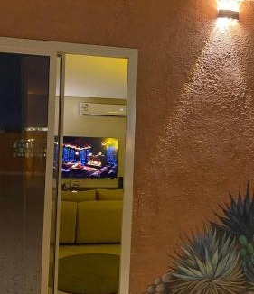 Al Kura Apartment | شقه فاخرة بغرفتين نوم وصالة وسطح خاص