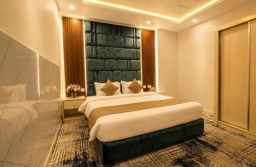 Al Kura Hotel | Areen AlBasateen Apartments for Serviced Apartments شقق ارين البساتين للشقق المخدومة