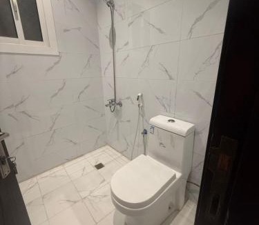 Jeddah Apartment | غرفة بسرير ماستر بالقرب من مطار عبدالعزيز