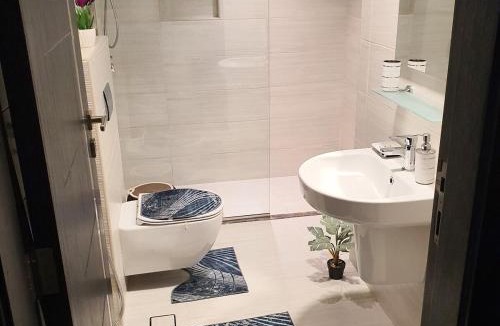Al Hoora Apartment | Sea view flat with gym and pool