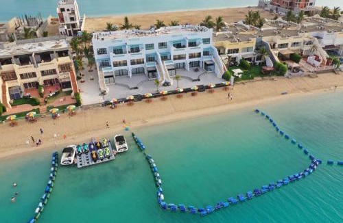 Durrat Al-Arous Ski Chalet | شاليه بورا بورا ارضي بمسبح خاص شاطئ البردايس للعائلات فقط