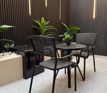 Al Izdihar Apartment | Jacuzzi Retreat Spacious & Patio