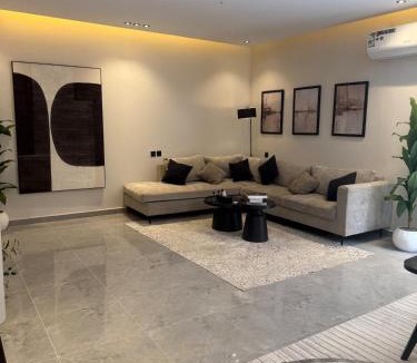 Al Izdihar Apartment | Jacuzzi Retreat Spacious & Patio