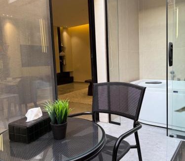 Al Izdihar Apartment | Jacuzzi Retreat Spacious & Patio
