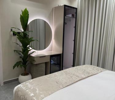 Al Izdihar Apartment | Jacuzzi Retreat Spacious & Patio