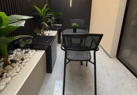 Al Izdihar Apartment | Jacuzzi Retreat Spacious & Patio