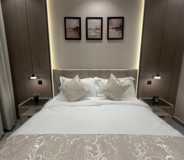 Al Izdihar Apartment | Jacuzzi Retreat Spacious & Patio