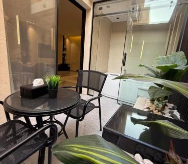 Al Izdihar Apartment | Jacuzzi Retreat Spacious & Patio