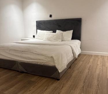 Al Izdihar Apartment | غرفة وصاله فندقيه فاخره