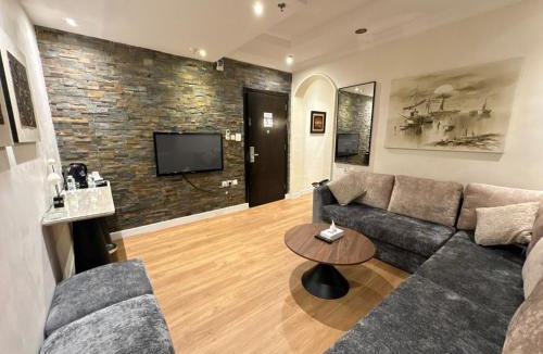 Sari Street Apartment | Loren Served Apartments Al Salamah - Economic