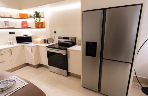 Al Khobar Apartment | إطلالة بحرية مع بلكونة شاشة سينما 98 إنش 4 غرف
