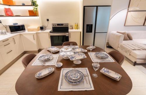 Al Khobar Apartment | إطلالة بحرية مع بلكونة شاشة سينما 98 إنش 4 غرف