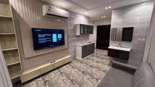 Al Kura Apartment | شقة غرفتين نوم وصالة ومطبخ صغير ودورتين مياه في حي الحمدانية j15