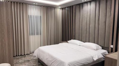 Al Kura Apartment | شقة غرفتين نوم وصالة ومطبخ صغير ودورتين مياه في حي الحمدانية j15