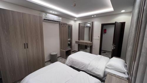 Al Kura Apartment | شقة غرفتين نوم وصالة ومطبخ صغير ودورتين مياه في حي الحمدانية j15