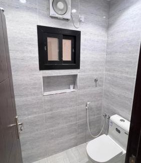 Al Kura Apartment | شقة غرفتين نوم وصالة ومطبخ صغير ودورتين مياه في حي الحمدانية j15