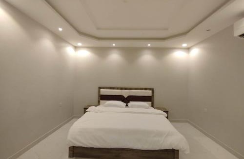 Al Kura Apartment | شقة فاخرة بغرفة نوم ودورة مياه j13