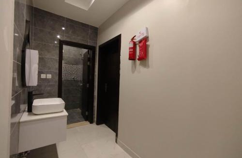 Al Kura Apartment | شقة فاخرة بغرفة نوم ودورة مياه j13