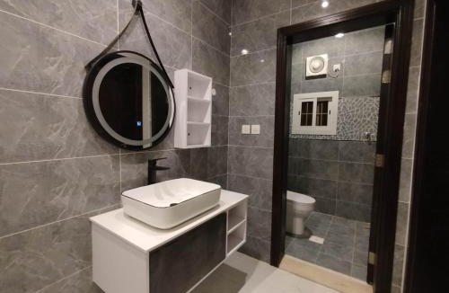 Al Kura Apartment | شقة فاخرة بغرفة نوم ودورة مياه j13
