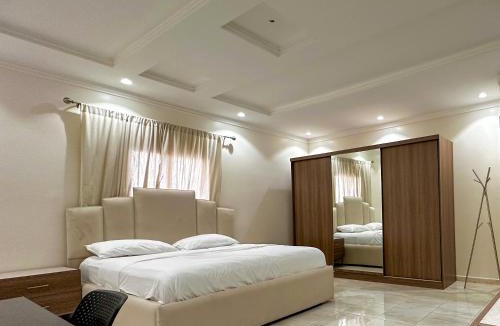 Batha Quraysh Apartment | Spacious 3-Bedroom Retreat in Batha Quraish