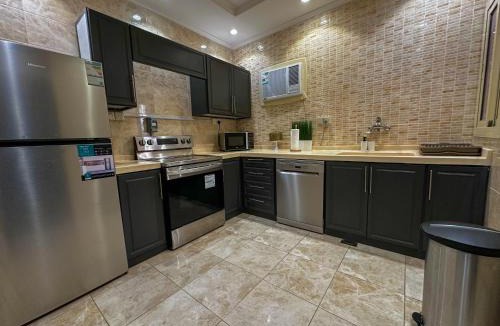Batha Quraysh Apartment | Spacious 3-Bedroom Retreat in Batha Quraish
