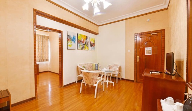 OYO 125 Moon Plaza Hotel