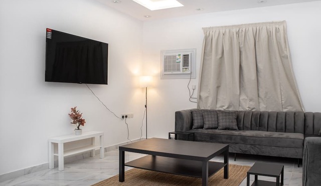 Modern Family Apt near Al-Masjid